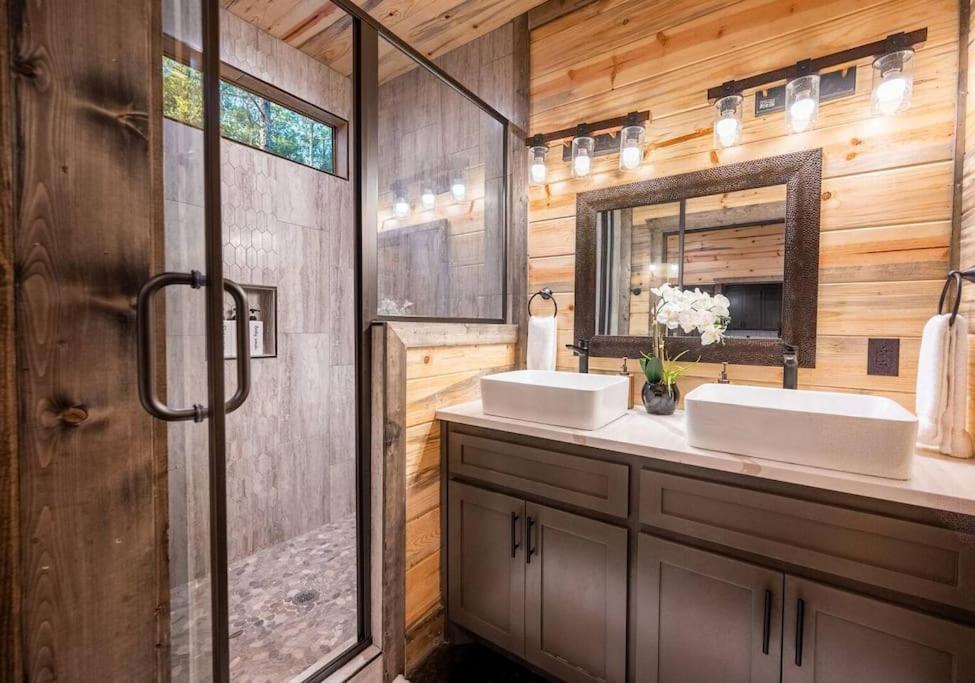 The Blaylock Cabin, 2 King, Hot Tub, Pet Friendly! ブロークン・ボウ エクステリア 写真